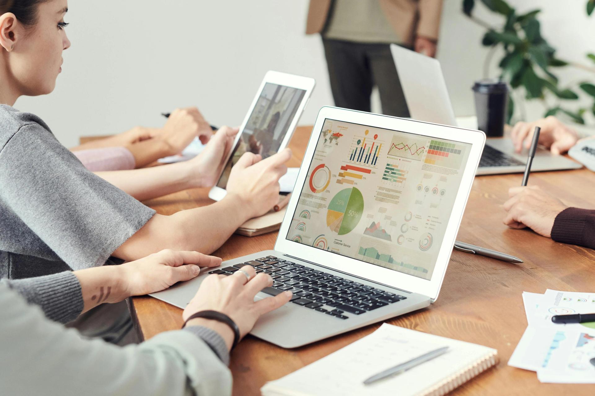 Tableaux de bord analytiques et SLA AXIUM – rapports d'intervention automatisés
